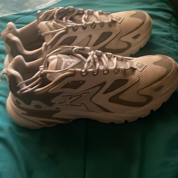 Louis Vuitton - Picture 2 of 3